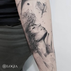Tatuaje retrato sketch en el brazo Dani Bastos